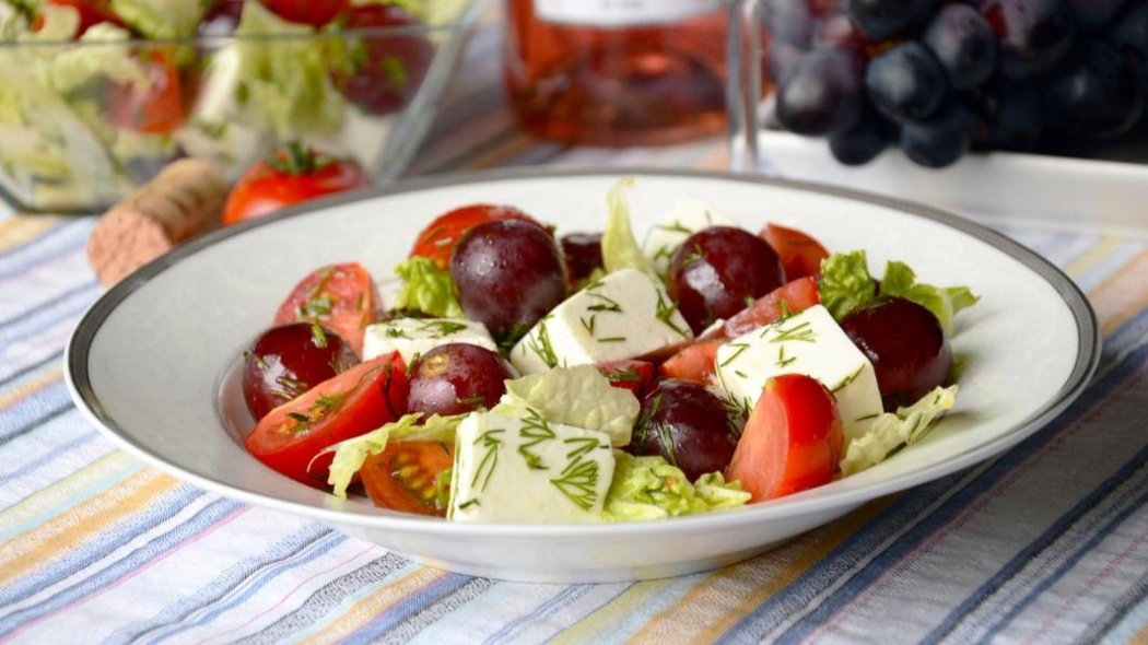 Маленькая фотография блюда по рецепту «Салат с виноградом»